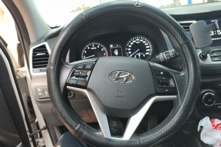 Used Hyundai Tucson 2015 1.6T Dual-Clutch Two-Wheel-Drive Smart Model Steering Wheel