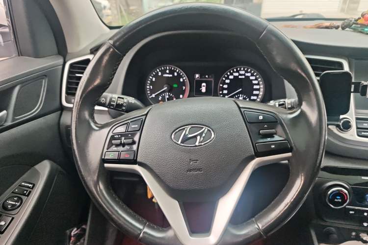 Used Hyundai Tucson 2015 1.6T Dual-Clutch Two-Wheel-Drive Leading Model Steering Wheel