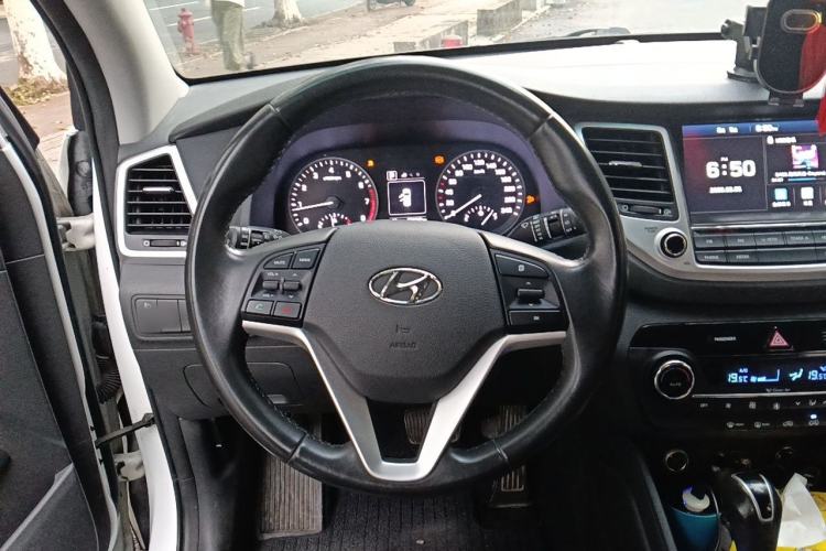 Used Hyundai Tucson 2015 1.6T Dual-Clutch Two-Wheel-Drive Smart Model Steering Wheel
