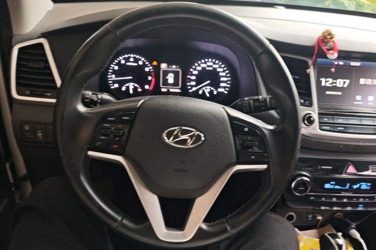 Used Hyundai Tucson 2015 1.6T Dual-Clutch Two-Wheel-Drive Smart Model Steering Wheel