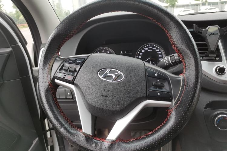 Used Hyundai Tucson 2015 1.6T Dual-Clutch Two-Wheel-Drive Smart Model Steering Wheel