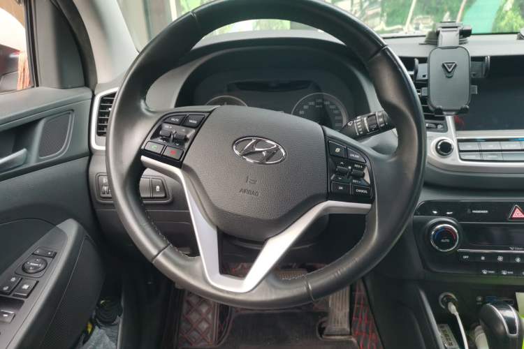 Used Hyundai Tucson 2015 1.6T Dual-Clutch Two-Wheel-Drive Smart Model Steering Wheel