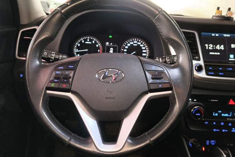 Used Hyundai Tucson 2015 1.6T Dual-Clutch Two-Wheel-Drive Smart Model Steering Wheel