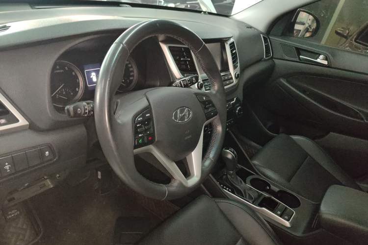 Used Hyundai Tucson 2015 1.6T Dual-Clutch Two-Wheel-Drive Smart Model Steering Wheel