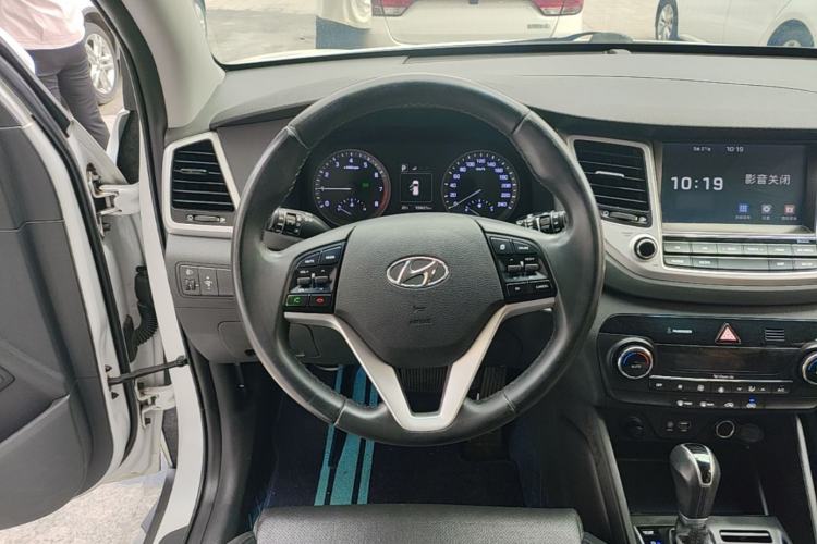 Used Hyundai Tucson 2015 1.6T Dual-Clutch Two-Wheel-Drive Smart Model Steering Wheel