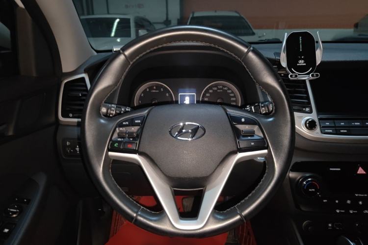 Used Hyundai Tucson 2015 1.6T Dual-Clutch Two-Wheel-Drive Smart Model Steering Wheel
