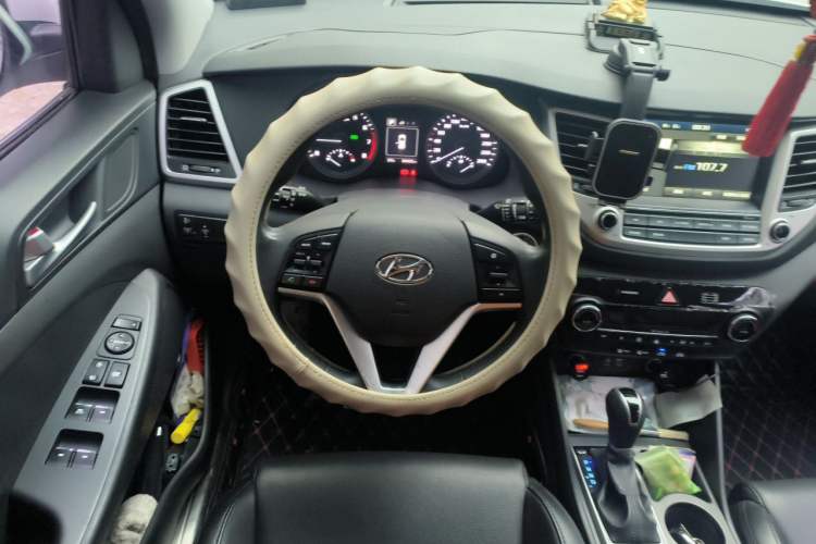 Used Hyundai Tucson 2015 1.6T Dual-Clutch Two-Wheel-Drive Smart Model Steering Wheel
