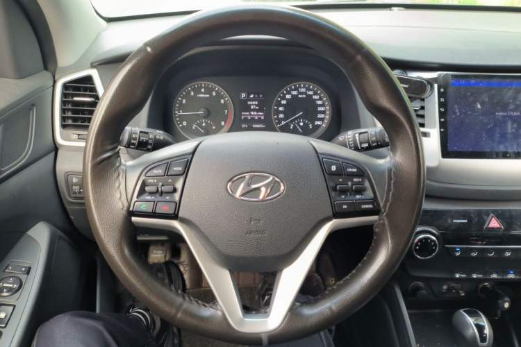 Used Hyundai Tucson 2015 2.0L Automatic Two-Wheel Drive Smart Version Steering Wheel