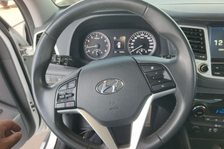Used Hyundai Tucson 2015 1.6T Dual-Clutch Two-Wheel-Drive Smart Model Steering Wheel