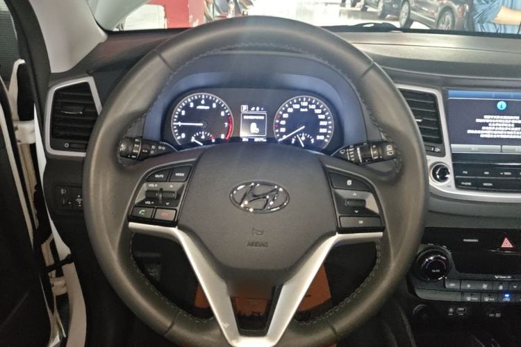 Used Hyundai Tucson 2015 1.6T Dual-Clutch Two-Wheel-Drive Smart Model Steering Wheel