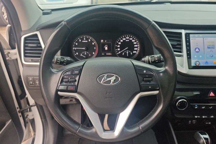 Used Hyundai Tucson 2015 2.0L Automatic Two-Wheel Drive Smart Version Steering Wheel