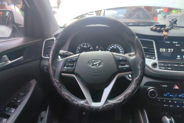 Used Hyundai Tucson 2015 1.6T Dual-Clutch Two-Wheel-Drive Smart Model Steering Wheel