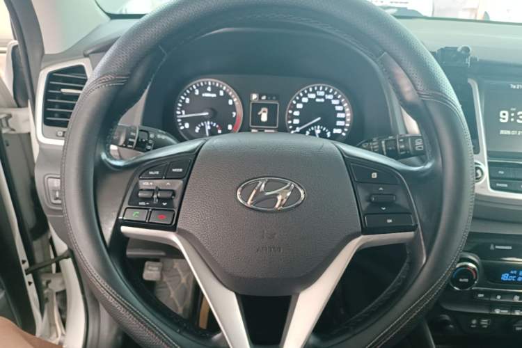 Used Hyundai Tucson 2015 1.6T Dual-Clutch Two-Wheel-Drive Smart Model Steering Wheel