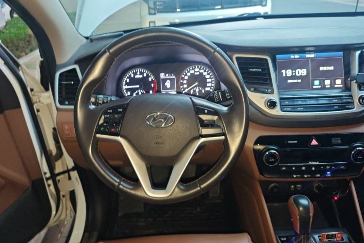 Used Hyundai Tucson 2015 1.6T Dual-Clutch Two-Wheel-Drive Smart Model Steering Wheel