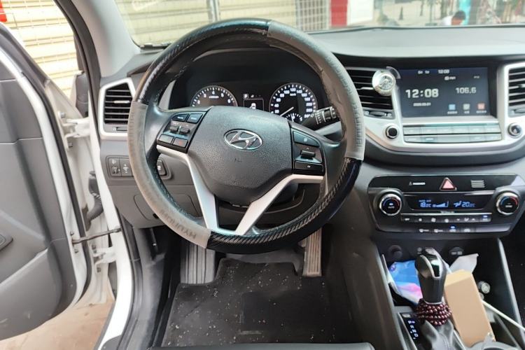 Used Hyundai Tucson 2015 1.6T Dual-Clutch Two-Wheel-Drive Smart Model Steering Wheel