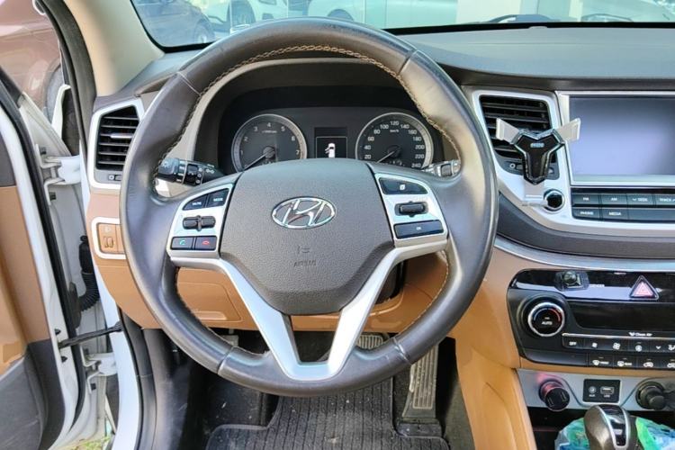 Used Hyundai Tucson 2015 1.6T Dual-Clutch Two-Wheel-Drive Smart Model Steering Wheel
