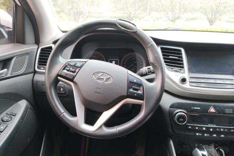 Used Hyundai Tucson 2015 1.6T Dual-Clutch Two-Wheel-Drive Smart Model Steering Wheel
