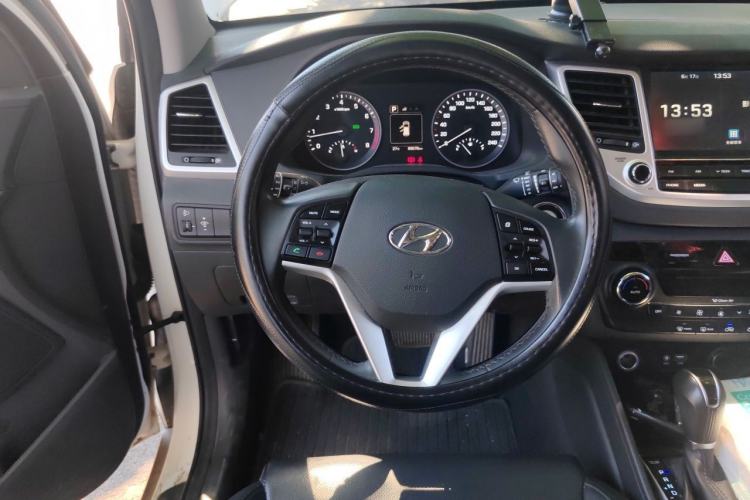 Used Hyundai Tucson 2015 1.6T Dual-Clutch Two-Wheel-Drive Smart Model Steering Wheel