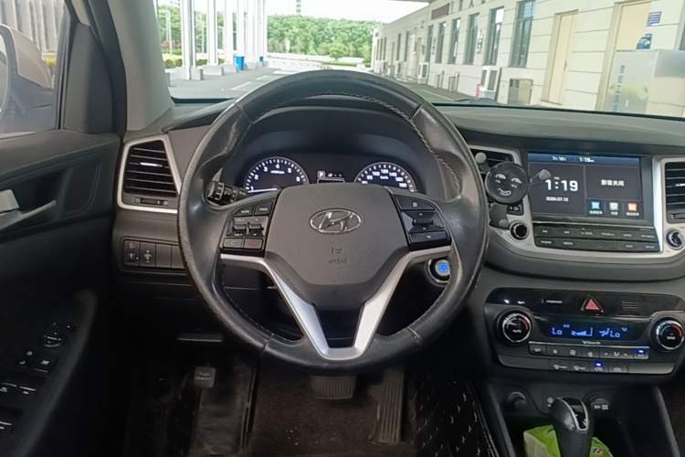 Used Hyundai Tucson 2015 1.6T Dual-Clutch Two-Wheel-Drive Smart Model Steering Wheel