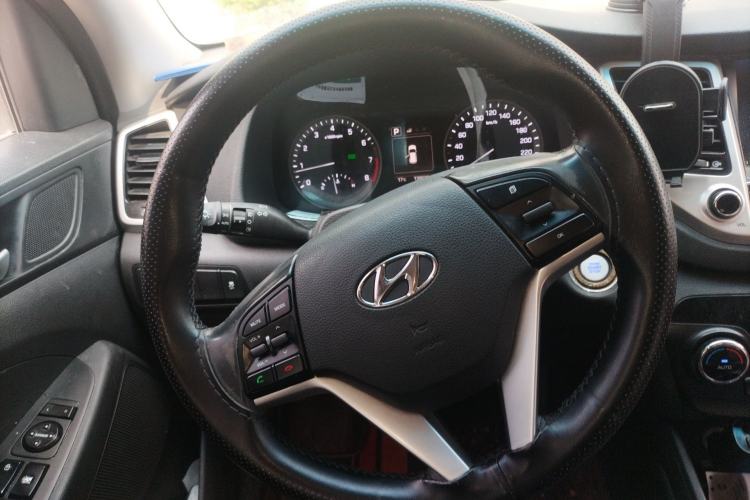 Used Hyundai Tucson 2015 1.6T Dual-Clutch Two-Wheel-Drive Smart Model Steering Wheel