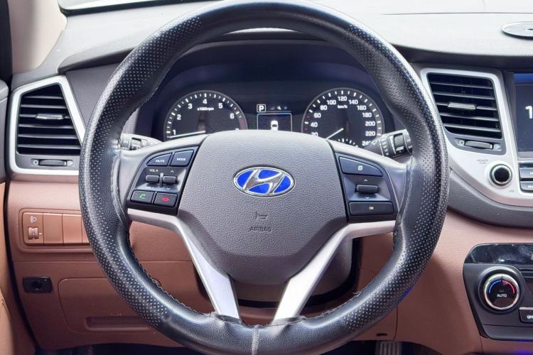 Used Hyundai Tucson 2015 1.6T Dual-Clutch Two-Wheel-Drive Smart Model Steering Wheel