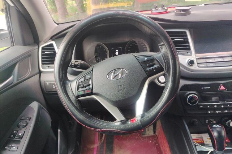 Used Hyundai Tucson 2015 1.6T Dual-Clutch Two-Wheel-Drive Smart Model Steering Wheel