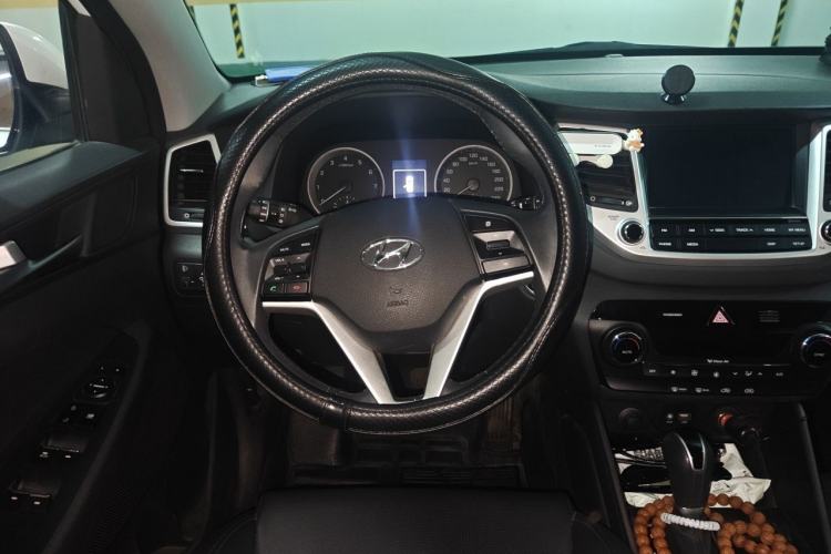 Used Hyundai Tucson 2015 1.6T Dual-Clutch Two-Wheel-Drive Smart Model Steering Wheel