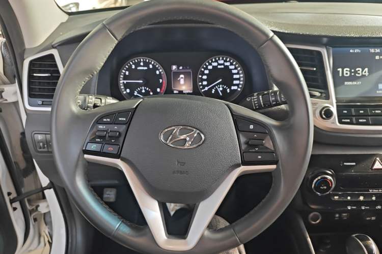 Used Hyundai Tucson 2015 1.6T Dual-Clutch Two-Wheel-Drive Smart Model Steering Wheel
