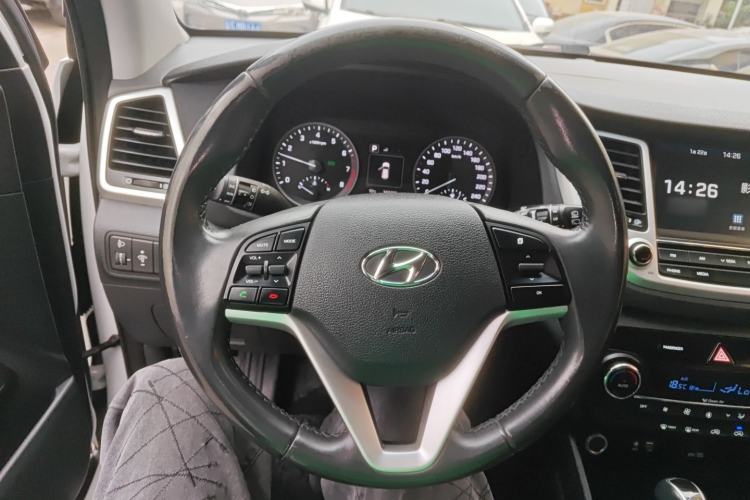 Used Hyundai Tucson 2015 1.6T Dual-Clutch Two-Wheel-Drive Smart Model Steering Wheel