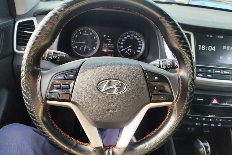 Used Hyundai Tucson 2015 1.6T Dual-Clutch Two-Wheel-Drive Smart Model Steering Wheel