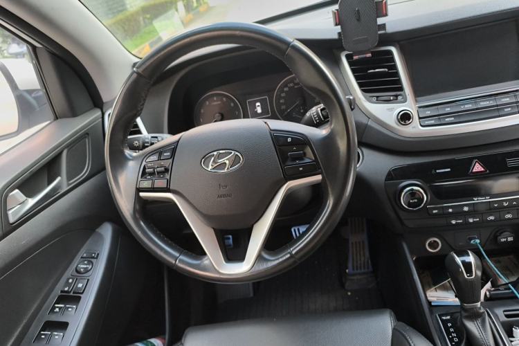 Used Hyundai Tucson 2015 1.6T Dual-Clutch Two-Wheel-Drive Smart Model Steering Wheel