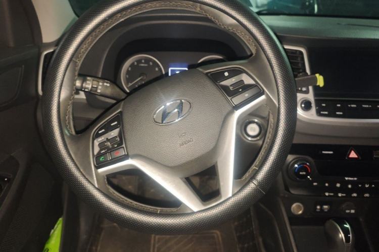 Used Hyundai Tucson 2015 1.6T Dual-Clutch Two-Wheel-Drive Smart Model Steering Wheel