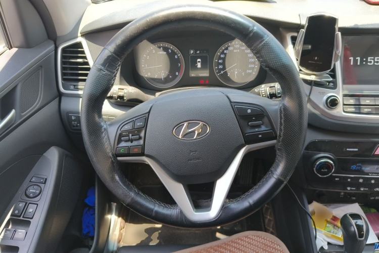 Used Hyundai Tucson 2015 1.6T Dual-Clutch Two-Wheel-Drive Smart Model Steering Wheel