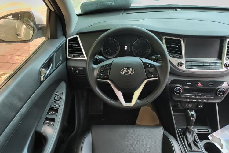 Used Hyundai Tucson 2015 1.6T Dual-Clutch Two-Wheel-Drive Smart Model Steering Wheel