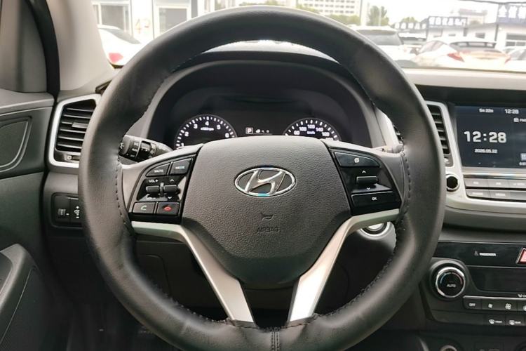 Used Hyundai Tucson 2015 1.6T Dual-Clutch Two-Wheel-Drive Smart Model Steering Wheel