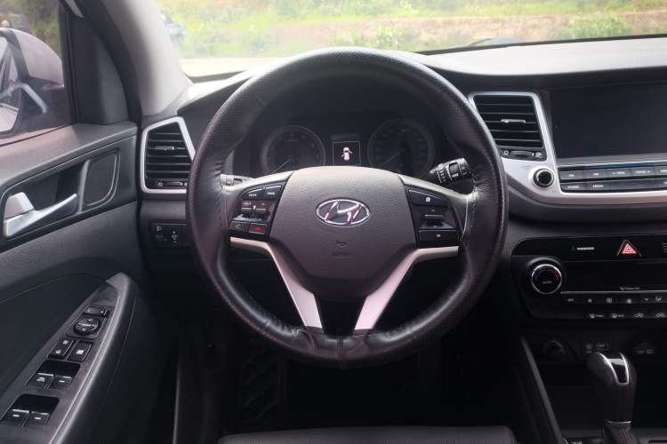 Used Hyundai Tucson 2015 1.6T Dual-Clutch Two-Wheel-Drive Smart Model Steering Wheel