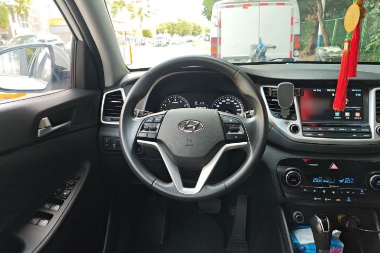 Used Hyundai Tucson 2015 1.6T Dual-Clutch Two-Wheel-Drive Smart Model Steering Wheel