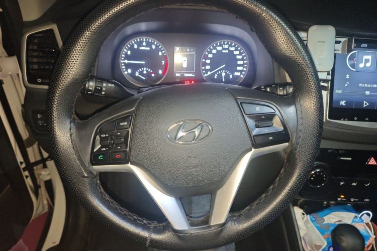 Used Hyundai Tucson 2015 2.0L Automatic Two-Wheel Drive Smart Version Steering Wheel