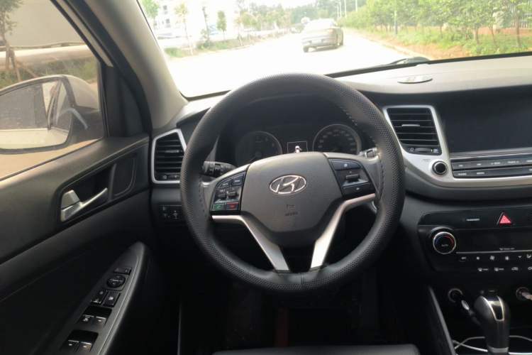 Used Hyundai Tucson 2015 1.6T Dual-Clutch Two-Wheel-Drive Smart Model Steering Wheel