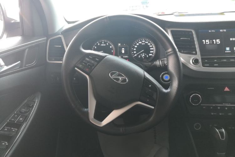 Used Hyundai Tucson 2015 1.6T Dual-Clutch Two-Wheel-Drive Smart Model Steering Wheel