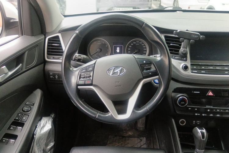 Used Hyundai Tucson 2015 1.6T Dual-Clutch Two-Wheel-Drive Smart Model Steering Wheel