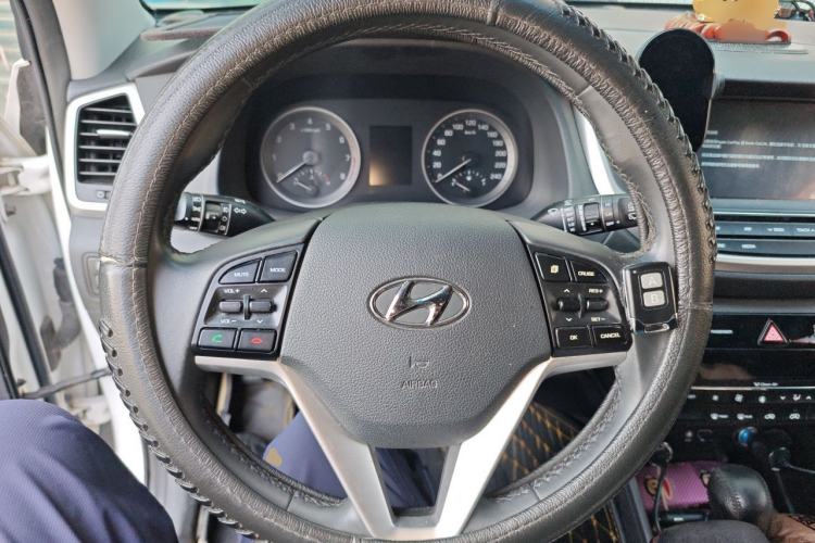 Used Hyundai Tucson 2015 1.6T Dual-Clutch Two-Wheel-Drive Leading Model Steering Wheel