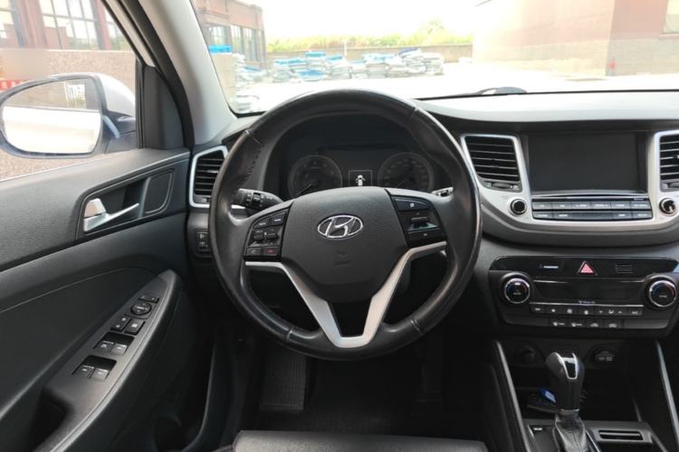 Used Hyundai Tucson 2015 1.6T Dual-Clutch Two-Wheel-Drive Smart Model Steering Wheel