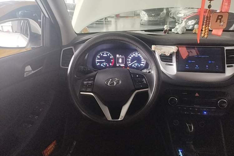 Used Hyundai Tucson 2015 1.6T Dual-Clutch Two-Wheel-Drive Smart Model Steering Wheel