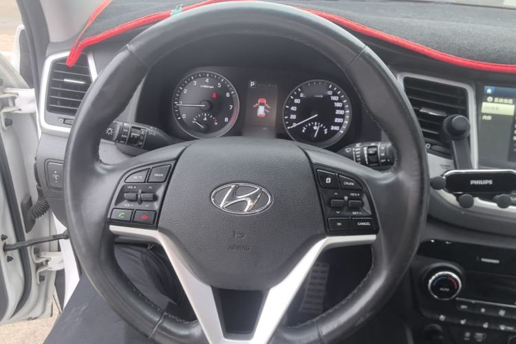 Used Hyundai Tucson 2015 1.6T Dual-Clutch Four-Wheel Drive Flagship Model Steering Wheel