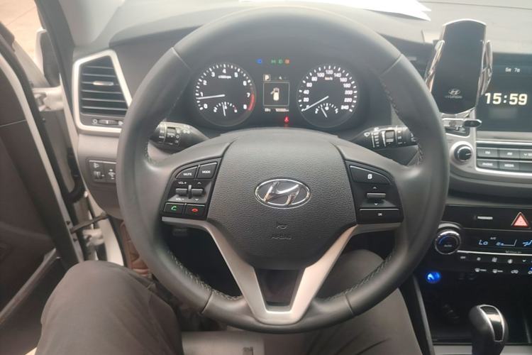 Used Hyundai Tucson 2015 1.6T Dual-Clutch Two-Wheel-Drive Smart Model Steering Wheel