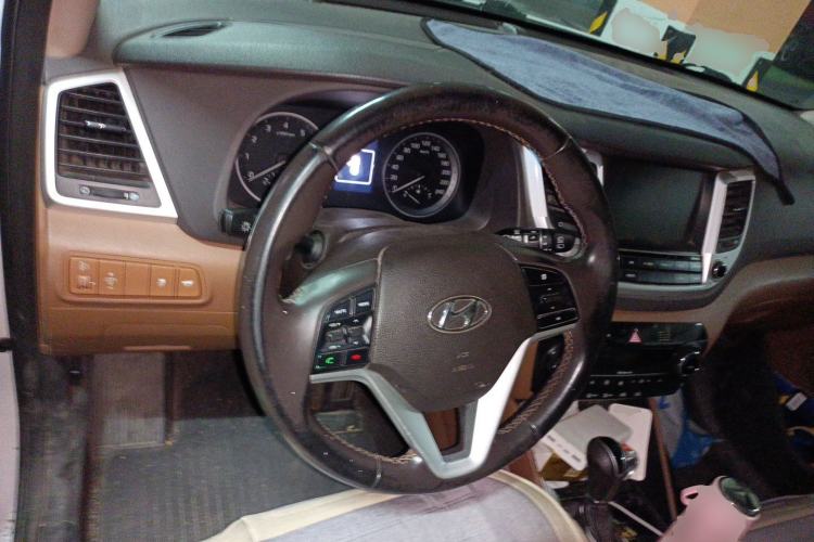 Used Hyundai Tucson 2015 1.6T Dual-Clutch Two-Wheel-Drive Smart Model Steering Wheel