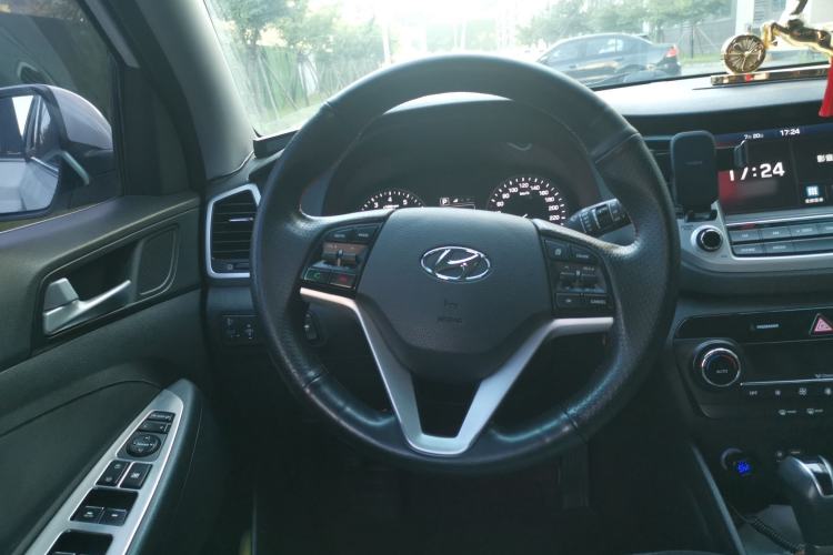 Used Hyundai Tucson 2015 1.6T Dual-Clutch Two-Wheel-Drive Leading Model Steering Wheel