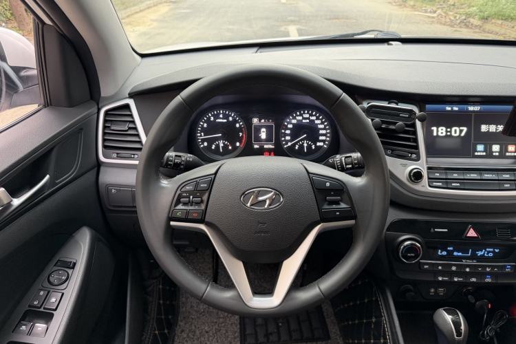 Used Hyundai Tucson 2015 1.6T Dual-Clutch Two-Wheel-Drive Smart Model Steering Wheel