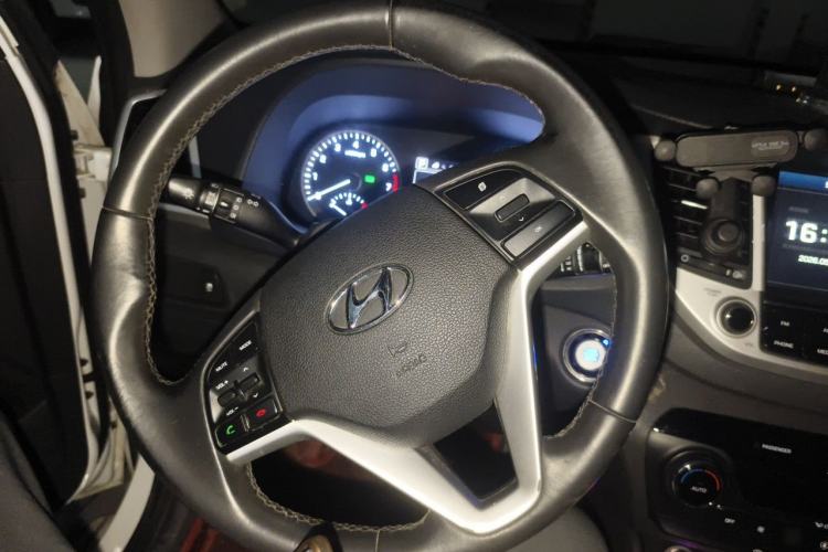 Used Hyundai Tucson 2015 1.6T Dual-Clutch Two-Wheel-Drive Smart Model Steering Wheel
